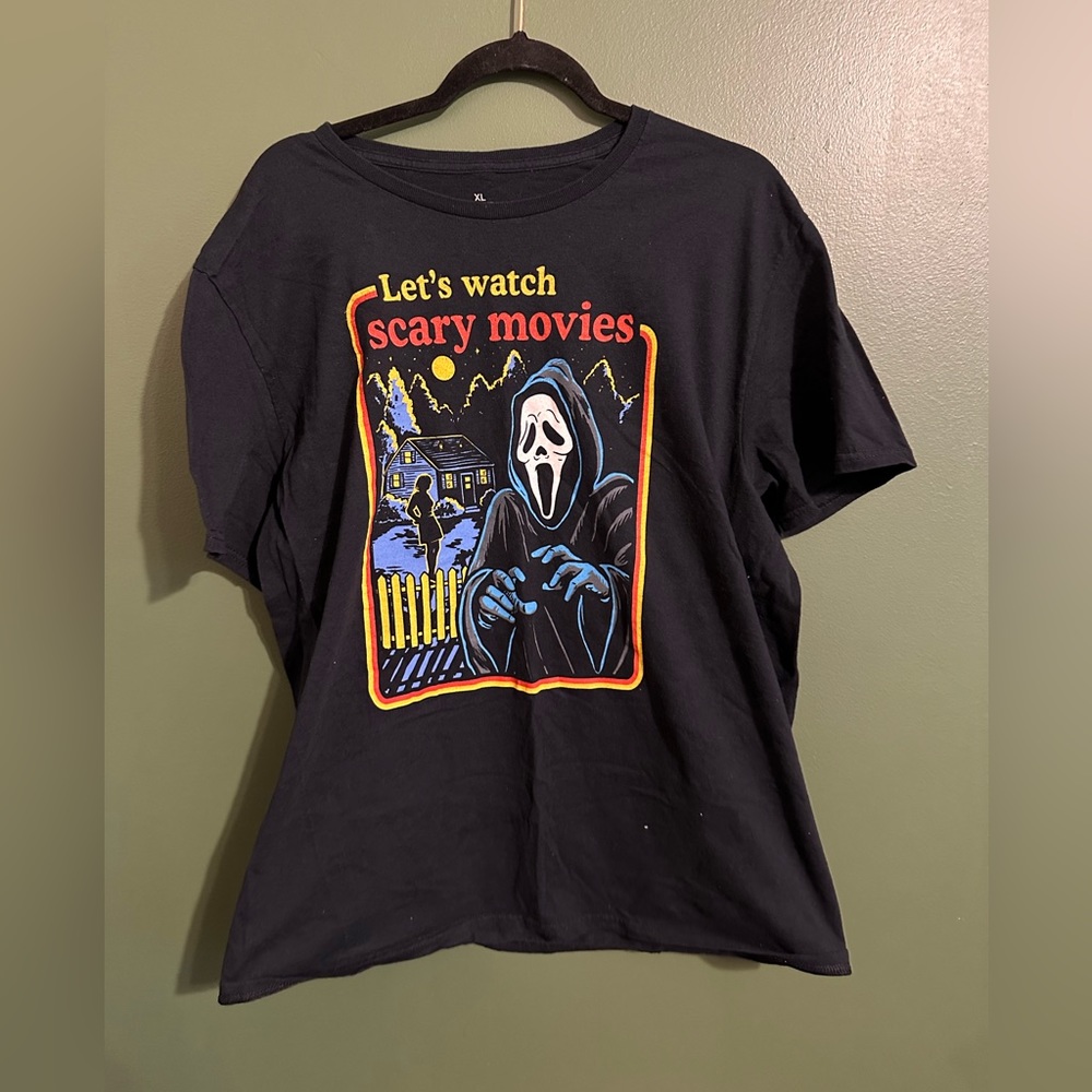 Graphic tee size XL.